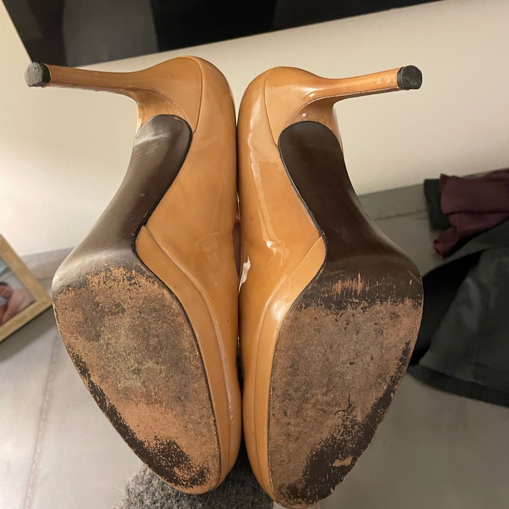 Stuart Weitzman Nude 4.5” Patent Leather Pumps 10 - Picture 5 of 12